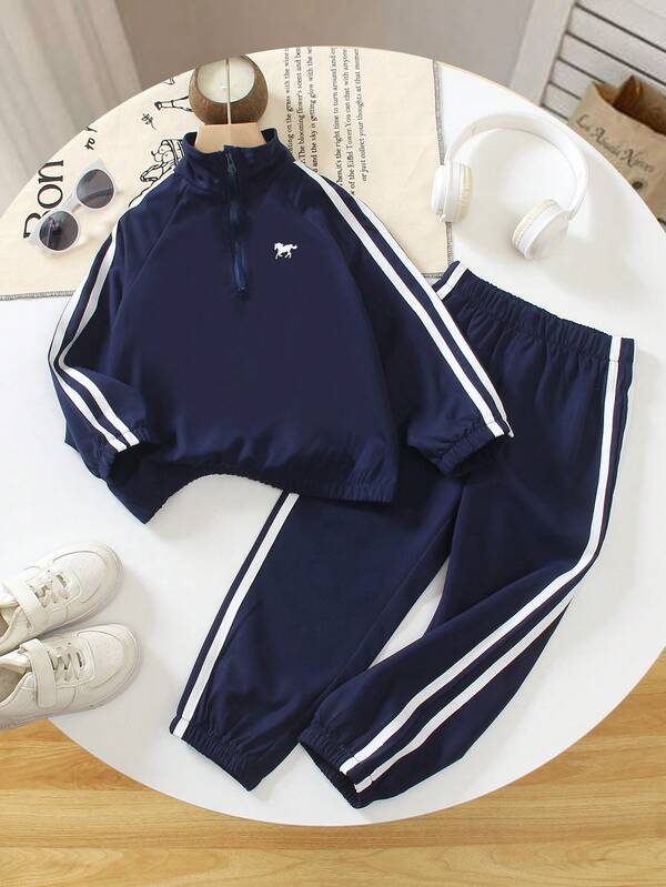 2 件套年轻男孩时尚半拉链漏斗领休闲运动校园风格海军蓝插肩袖夹克和侧条纹慢跑裤套装，2025 年秋季