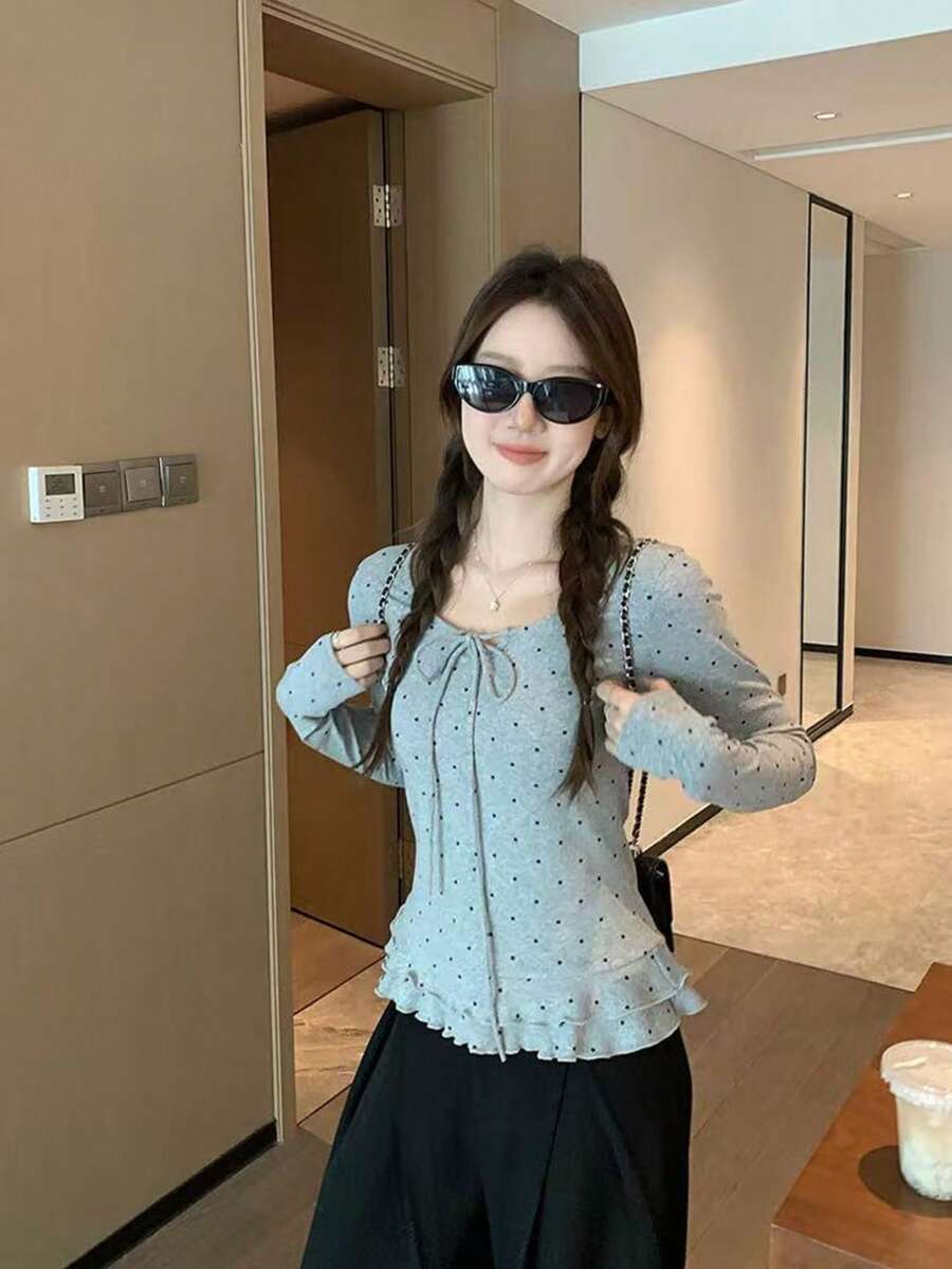 女士波点荷叶边长袖T恤，蝴蝶结系带设计，修身圆领套头衫，夏季款 - 灰色 - 查看 1