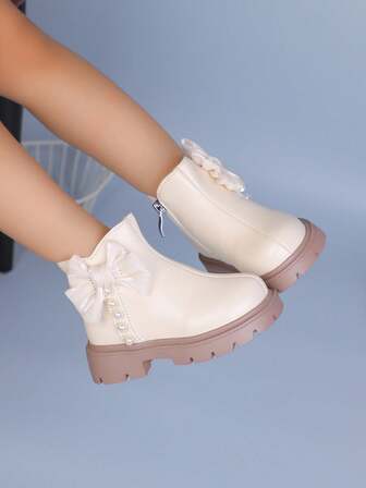 1双女童甜美蝴蝶结仿珍珠短靴，甜美设计：侧面饰有大蝴蝶结和仿珍珠，增添少女魅力和优雅气质，轻松打造甜美造型