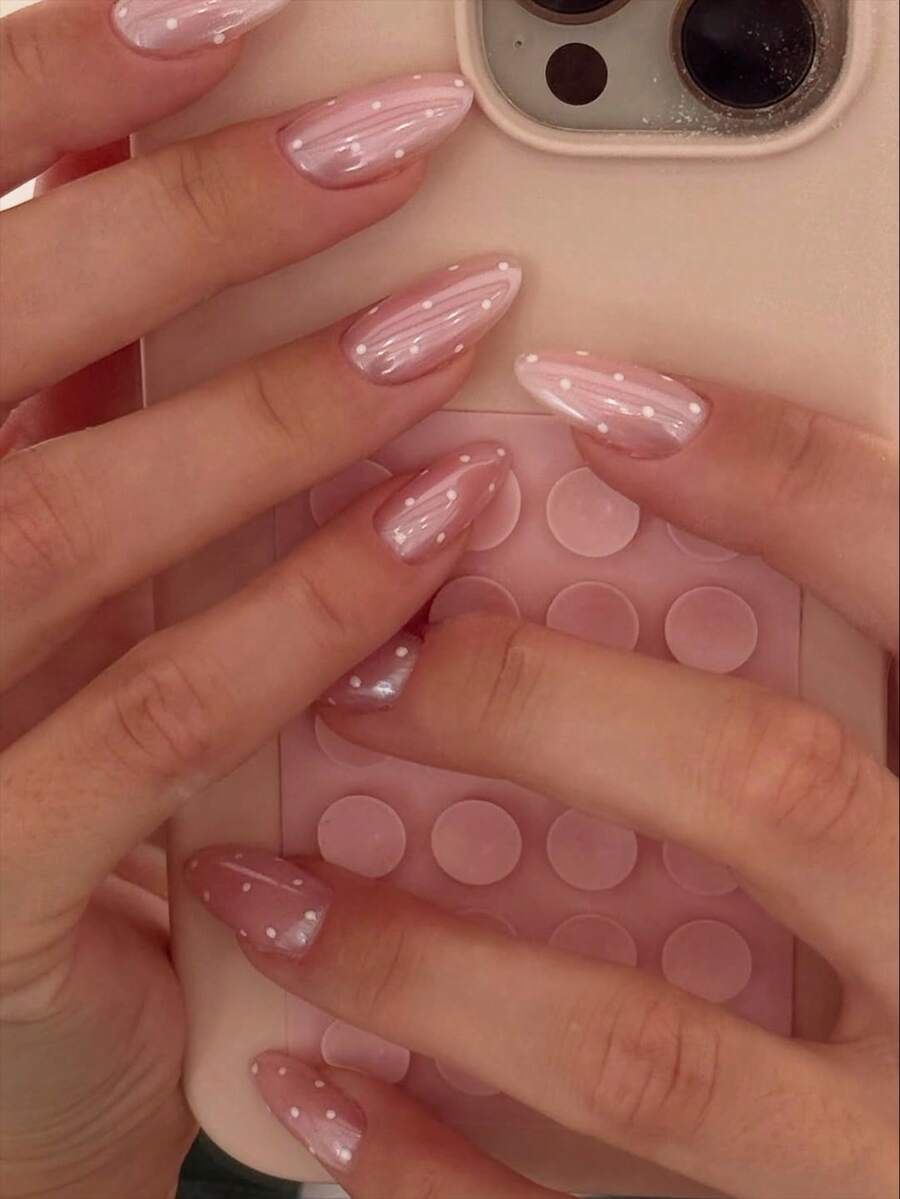 24片长杏仁形白色波点闪粉亚克力美甲贴片，完美贴合短指甲，套装包含：1片果冻胶和1把指甲锉。波点美甲让您的指尖闪耀动人，是派对、跳舞和日常佩戴的理想之选。美甲用品 - 淺粉色 - 查看 1
