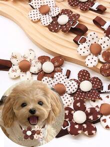 قطعتان من ربطات العنق الملونة للحيوانات الأليفة في فصل الخريف والشتاء، تمنح رفقة مريحة للحيوانات الأليفة. مناسبة للكلاب والقطط الصغيرة، تتميز بربطات عنق زهرية ثلاثية الأبعاد بأنماط عشوائية