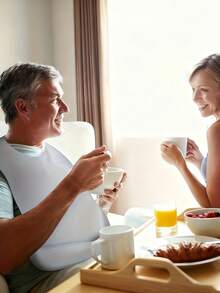 1件成人加大码可重复使用硅胶围兜，可调节扣环设计，经久耐用且易于清洁，适合老年人护理，是感恩节、圣诞节、母亲节、父亲节的绝佳礼物。