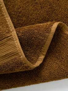 1条中号浴巾，轻薄360克/平方米，多种颜色可选，长方形，尺寸70*140厘米，适合成人、男女使用，可用于游泳、沐浴、裹身，也可作34*74厘米手巾或34*34厘米手帕使用。速干、吸水性强、柔软舒适，适用于浴室、酒店、健身房、旅行、假日礼品、沙龙、运动、户外、沙滩等场所，是美容院、酒店、运动场所、家居用品、毛巾、护肤浴巾的理想之选。 - 彩色 - 查看 4