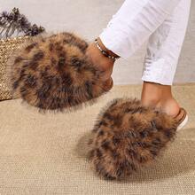 Damskie kapcie domowe z płaskim dnem i długim, puszystym pedałem w kolorze brązowym, jesień i zima 2025. Kobiety muszą mieć lekkie, antypoślizgowe, ciepłe kapcie w domu, a studentki muszą mieć miękkie i wygodne, uniwersalne kapcie domowe.