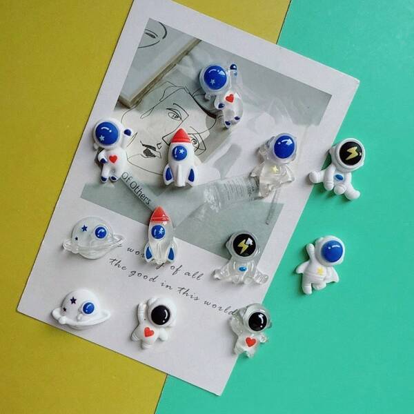 6pcs/12pcs Cartoon Transparent Solid Astronaut Fridge Magnets, Cute Storage Cabinet Decor Magnets, Transparent Heart Fridge Magnets, Whiteboard Magnets For Classroom, Office Or Home, Round Resin Memo Board Stickers For Fridge And Whiteboard, Cute Mini Love Letter Kitchen And Office Decor, Fun Photo Display Magnets