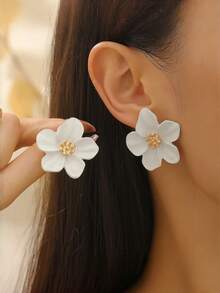 1 par de pendientes de pétalo blanco simple de estilo europeo y americano con personalización, y temperamento exagerado. Pendientes adecuados para reuniones y fiestas diarias de mujeres