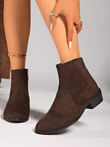 بوتات تشيلسي نسائية جديدة للكاحل، بتصميم مقدمة مدببة وكعب كتلة منخفض بأسلوب بسيط مع سحاب جانبي، خفيفة الوزن وقابلة للتنفس وعصرية ومتعددة الاستخدامات، مناسبة للارتداء اليومي في الخريف/الشتاء، والذهاب إلى العمل، والتسوق، والمواعدة. - قهوة بني - مشاهدة 3