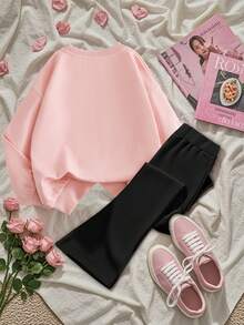 青少年女孩两件套服装，适合少女，设计时尚独特：粉色圆领运动衫，袖子上印有可爱的小熊图案，搭配休闲的松紧腰喇叭裤，饰有字母图案。 - 粉色 - 查看 3