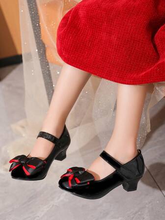 Flickskor i enfärgat spegelmaterial, moderiktiga högklackade skor, dubbel rosettdekoration på tån, kardborreknäppning för enkel användning, massageinnersula, lämpliga för framträdanden och utomhusfester