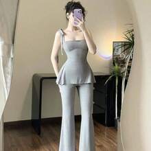 Bộ trang phục thanh lịch thường ngày dành cho nữ, gồm áo hai dây màu trơn thắt nơ và quần ống loe màu trơn, điểm nhấn là chiếc nơ phía trước, thích hợp cho các buổi hẹn hò mùa hè. - Màu Xám nhạt - Xem 6