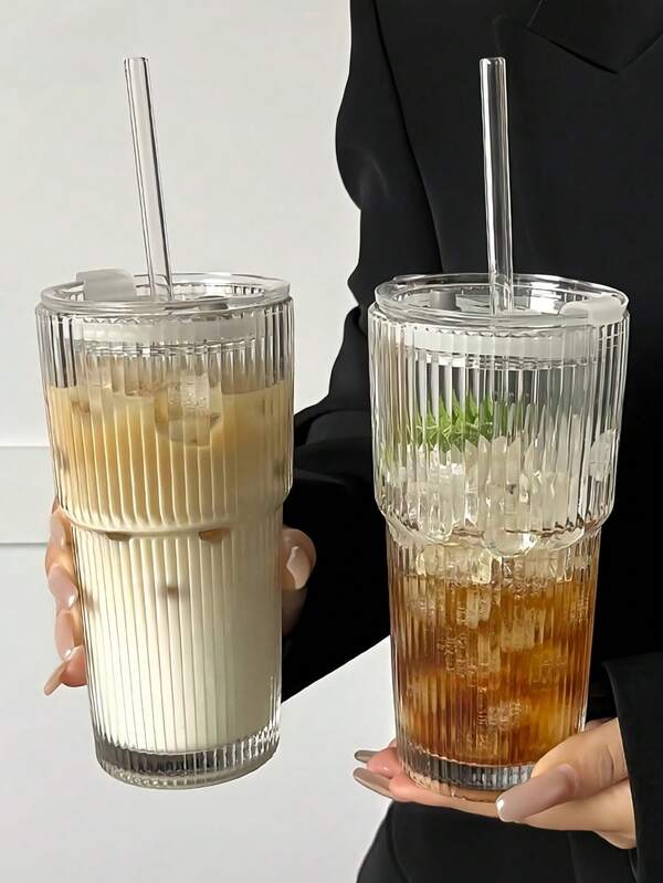 1 Set gestreifter Glas Becher mit Strohhalm und Deckel, tragbar und im einfachen Stil, vertikal gestreifter Glas Becher, wiederverwendbarer hochwertiger Kaffee- & Saft Becher, multifunktionaler Getränkebehälter, perfekt für Zuhause, Büro, Strand, alle Arten von Partys, geeignet für Kaffee, Tee, Whiskey, Milch, Eiskaffee und Latte Getränke