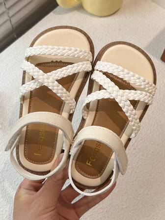 Un par de sandalias deportivas y para exteriores con correas tejidas para niños, que son transpirables y resistentes al desgaste, y no causan fatiga en los pies