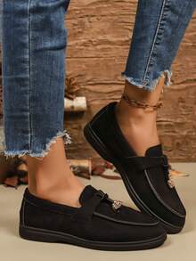 Nuovi mocassini slip-on, morbidi e versatili mocassini penny alla moda con ciondolo a campana in metallo, adatti per uso all'aperto, lavoro, tutte le stagioni