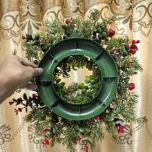 1 pieza/40cm Corona de Navidad artificial con bayas rojas y hojas de eucalipto de plástico, adecuada para decoración navideña interior/exterior, perfecta para puertas principales, paredes del hogar y decoración estacional. La corona de Navidad tiene un aspecto natural, una construcción duradera, un encanto decorativo, es ideal para compradores navideños y es una opción principal para la decoración navideña.