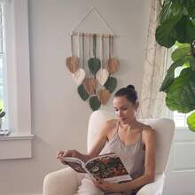 Tapiz bohemio tejido a mano con diseño de plumas en verde natural y beige y varilla de madera para dormitorio, sala de estar u oficina. - Café integral - Ver 6