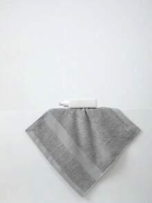 1条中号浴巾，轻薄360克/平方米，多种颜色可选，长方形，尺寸70*140厘米，适合成人、男女使用，可用于游泳、沐浴、裹身，也可作34*74厘米手巾或34*34厘米手帕使用。速干、吸水性强、柔软舒适，适用于浴室、酒店、健身房、旅行、假日礼品、沙龙、运动、户外、沙滩等场所，是美容院、酒店、运动场所、家居用品、毛巾、护肤浴巾的理想之选。 - 彩色 - 查看 14