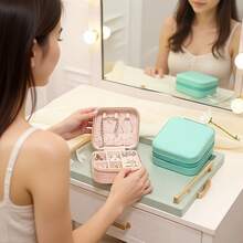 Caja de viaje de joyería de PU de alta calidad, caja de joyería, caja de almacenamiento de joyería pequeña, gran capacidad adecuada para guardar anillos, aretes, colgantes, relojes, collares, lápices labiales; el regalo perfecto para Halloween, Acción de Gracias, San Valentín y Navidad