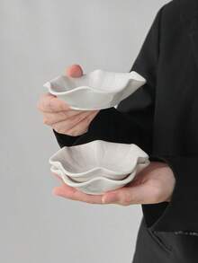 1pc/2pcs/4pcs Set French High-End White Ceramic Petal Dessert Plate, Thickened Petal Dessert Plate, Personalized Dried Fruit Snack Plate, Living Room Guest Fruit Small Plate, Household Refined Dipping Sauce Dish, Suitable For Restaurant, Dessert Shop, Living Room - White - View 4