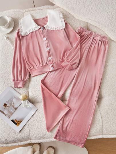 Słodki i modny aksamitny komplet domowy dla dziewczynek z kontrastującymi guzikami przy kołnierzyku, bluzką z puszystymi rękawami w połączeniu z szerokimi spodniami, tworzący modny i wygodny styl księżniczki, idealny do codziennego noszenia podczas odpoczynku, a także jako dopasowany prezent dla dziewczynek