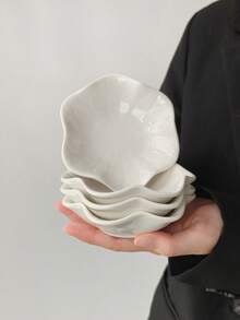 1pc/2pcs/4pcs Set French High-End White Ceramic Petal Dessert Plate, Thickened Petal Dessert Plate, Personalized Dried Fruit Snack Plate, Living Room Guest Fruit Small Plate, Household Refined Dipping Sauce Dish, Suitable For Restaurant, Dessert Shop, Living Room - White - View 3