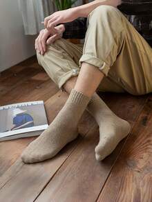 2 Pares/5 Pares de Meias Grossas de Camurça Até o Meio da Panturrilha para Homens - Aquecimento de Inverno, Cores Sólidas (Preto, Marrom, Cinza, Bege), Tecido Tricotado, Lavar à Mão ou Limpar a Seco, Roupa de Inverno Confortável | Design de Meias Minimalista | Meias Tricotadas Mistas