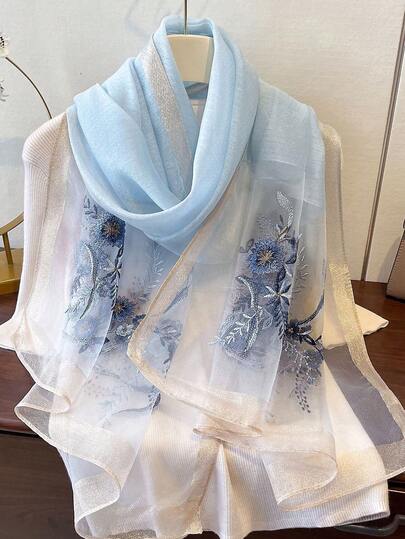 一条浅蓝色装饰围巾，绣有精致花朵的披肩，一条优雅精致的围巾。这是送给亲朋好友的绝佳秋冬礼物。它可以搭配裙子、旗袍、外套，也可以作为日常头巾使用。