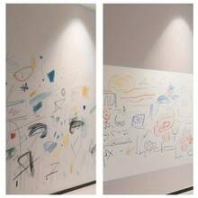 1卷静电吸附白板墙纸 - 非磁性静电吸附墙纸表面，可移除和重新定位的大尺寸书写板，适用于家庭办公室、教室、会议室 - 易于撕贴安装，经久耐用的光滑表面，适用于粉笔、马克笔、白板笔 - 是公告栏和墙面装饰的理想之选 - 彩色 - 查看 10