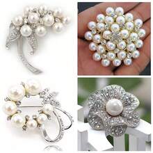 Brosche in Weiß-Gold-Ton mit cremefarbenen Kunstperlen, geeignet für jeden Anlass, Weihnachtsgeschenk