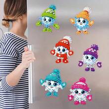 6 piezas Conjunto de muñeco de nieve multicolor con diamantes brillantes - Decoración de nevera de acrílico colorido hecho a mano, adecuado para fiestas y uso diario, decoraciones de coche y refrigerador DIY Art - Reflectante, pegatinas de coche y nevera fáciles de usar Accesorios decorativos DIY Regalo de Navidad