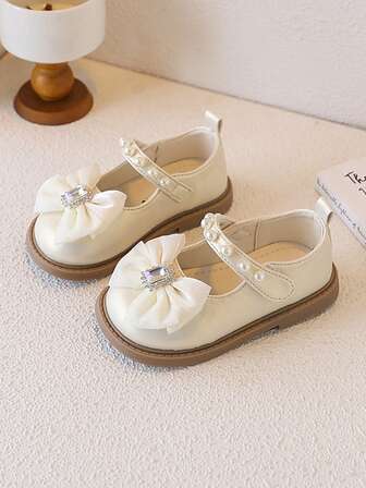 1 Pair Of Girl's Pearl, Rhinestone And Bow Decoration PU Material Comfortable And Anti- Low-Top Buckle Strap Flat Princesses Style Small Leather Shoes, Suitable For Children's Birthday Parties, Fairy Tale-Themed Parties And Other Scenarios