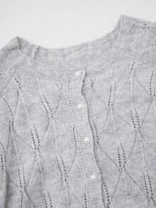 Cardigan elegante a girocollo con maniche lunghe e bottoni in perla, di colore grigio tinta unita, adatto per l'ufficio, feste e occasioni sociali in autunno | Comodo da indossare