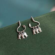 Three Small Fish Dangle From A Pair Of Unique Fishhook Earrings, Creating A And Simple Accessory For. Suitable For Women - 銀色 - 查看 4