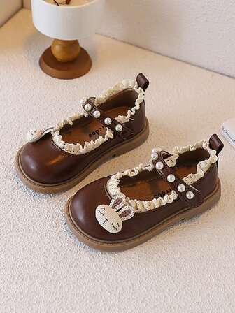 1 par de zapatos para niñas con decoración de perlas, encaje y conejo (con perlas falsas en el lateral, combinado con elementos de encaje y conejo), material de PU (parte superior de cuero de PU), diseño cómodo y antideslizante de baja altura, cierre de hebilla, zapatos de cuero planos y dulces, adecuados para actuaciones de jardín de infantes, eventos temáticos lindos y otras ocasiones.