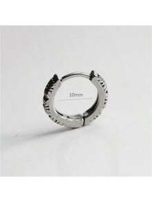 Un par de pendientes de hombre de un solo diseño, con un estilo retro y único de crisantemo en color negro, son accesorios de moda