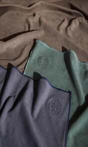 Manduka EQua Hot Yoga Mat Towel - 72" | Instant Moisture Activated Grip | Ultra Soft Microfiber | Quick Dry, Daily Use Ready | Lightweight, Travel Friendly Mat Layer - ColorA - 查看 5