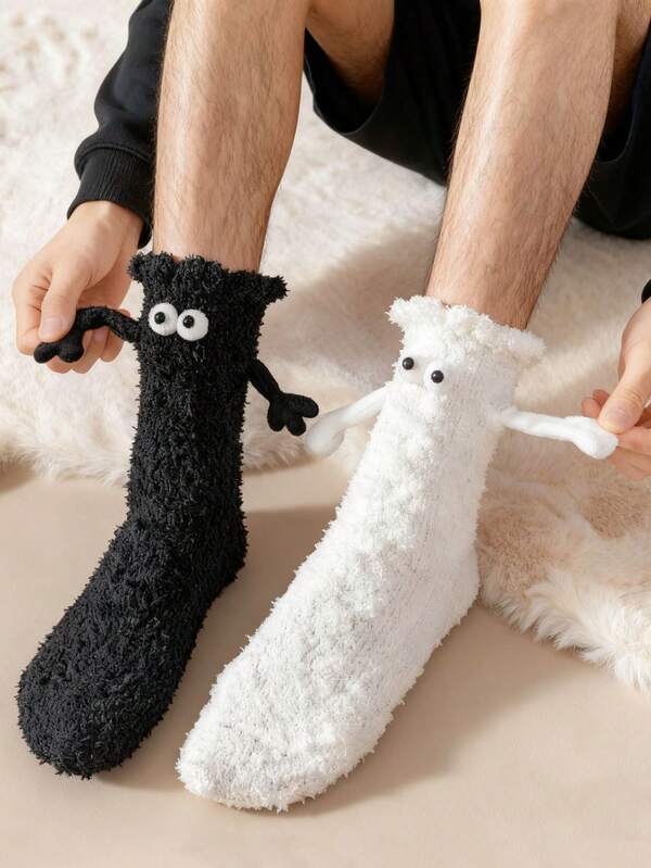 2 Paar magnetische Paar-Socken, Design mit Händchen haltenden Puppen, süße Dekor-Socken bis zur Mitte des Unterschenkels, originelles Valentinstags-Geschenk