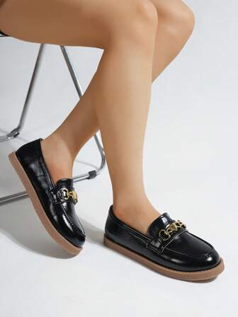 复古哑光黑色乐福鞋，心形金属扣设计，简约时尚，适合日常穿着