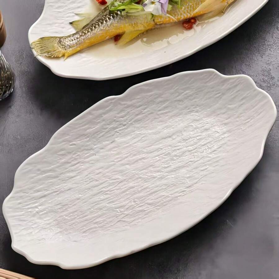 Plato con forma de roca para servir pescado, de apariencia creativa, con bordes asimétricos, diseño con textura de roca, ideal para servir pescado en restaurantes de alta gama y cenas familiares - Blanco - Ver 1