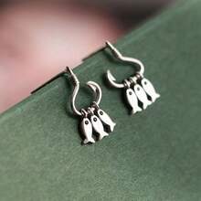 Three Small Fish Dangle From A Pair Of Unique Fishhook Earrings, Creating A And Simple Accessory For. Suitable For Women - 銀色 - 查看 7