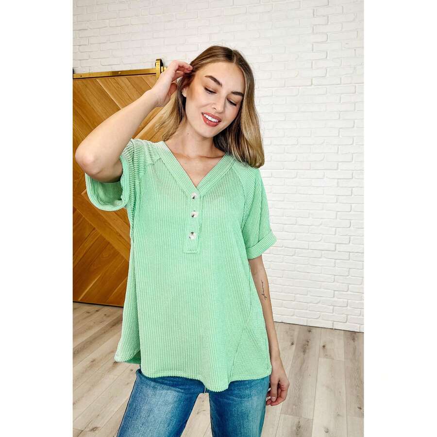Camiseta de cuello en V lisa y elegante en verde menta - Multicolor - Ver 1