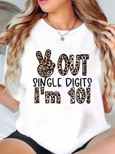 Camiseta de manga corta con cuello redondo para mujer con estampado de conejo de Pascua arcoíris y texto "One Hoppy Computer Science Teacher" para uso casual en verano