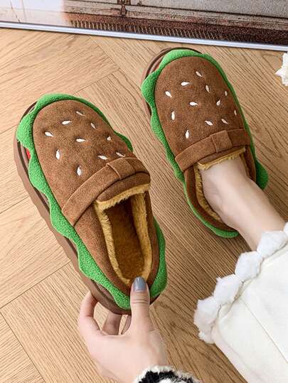 Ein Paar Kinder- und Teenager-Hausschuhe im neuen Winterdesign mit niedlichem Hamburger-Motiv, geeignet für den täglichen Innenbereich, Weihnachten, flach