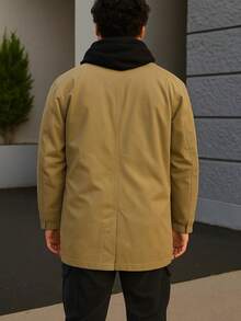 Gabardina en algodón caqui diseño moderno ajuste regular fit cómodo y ligero estilo versátil ideal para uso casual o formal prenda atemporal perfecta para esta temporada adaptable a diferentes ocasiones. - Caqui - Ver 2