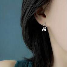 Three Small Fish Dangle From A Pair Of Unique Fishhook Earrings, Creating A And Simple Accessory For. Suitable For Women - 銀色 - 查看 3