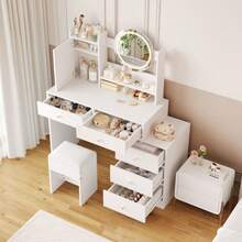 Penteadeira grande com iluminação LED ajustável (3 temperaturas de cor), tomadas integradas e espelho. Inclui um banquinho, 5 gavetas e um compartimento na porta. Cor: branco. Dimensões (L x A x P): 90 x 132 x 40 cm.