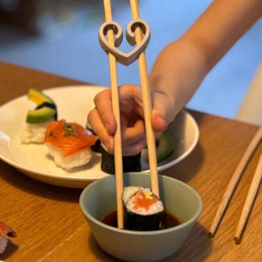 2 件心形筷子训练助手 - 轻质铸铁，初学者轻松拿起食物，适合中式和日式寿司用餐，筷子初学者助手 | 有趣的设计 | 耐用的筷子架 - 彩色 - 查看 1