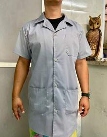 Camisa masculina de algodão liso, manga curta, com botões frontais e bolsos, comprimento regular e gola assimétrica