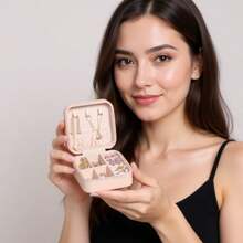 Caja de viaje de joyería de PU de alta calidad, caja de joyería, caja de almacenamiento de joyería pequeña, gran capacidad adecuada para guardar anillos, aretes, colgantes, relojes, collares, lápices labiales; el regalo perfecto para Halloween, Acción de Gracias, San Valentín y Navidad