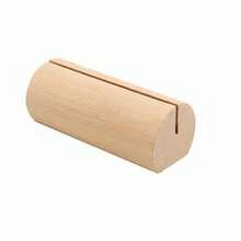 Conjunto de 10 Organizadores de Cartões em Madeira Natural. Este conjunto versátil serve para múltiplos propósitos, ideal para organizar cartões de visita, anotações e fotografias na sua mesa. Seu design minimalista complementa espaços de escritório, podendo também funcionar como um expositor para o mapa de mesas de casamento.