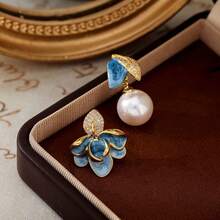 1 Pair Of Creatively Elegant Asymmetrical Petal Leaf Faux Pearl Earrings, Suitable For Women To Wear At Weddings, Anniversary Parties, Daily Dates, Outings, And Vacations